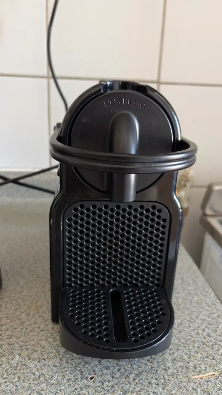 Máquina de café Nespresso negra - 3