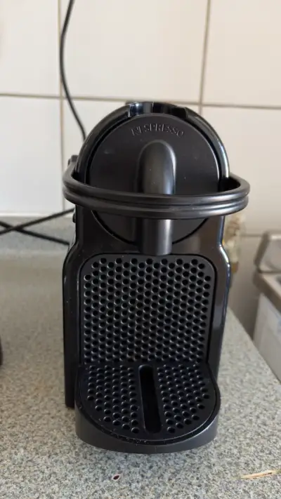 Máquina de café Nespresso negra - miniatura 3