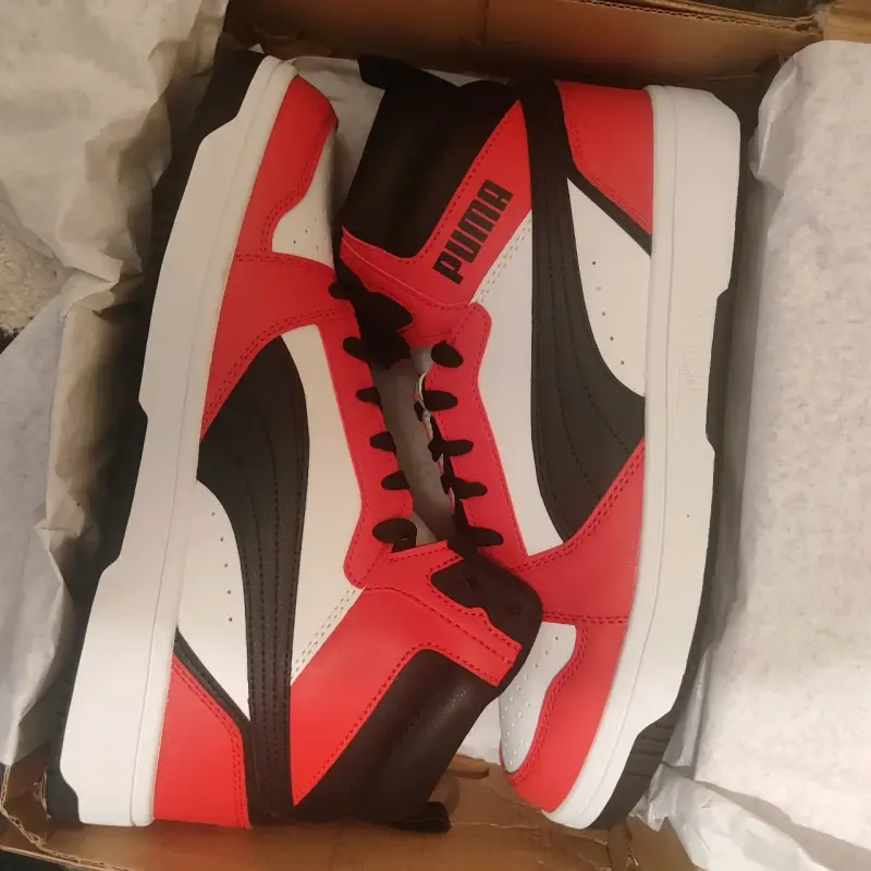 Zapatillas deportivas rojas y negras