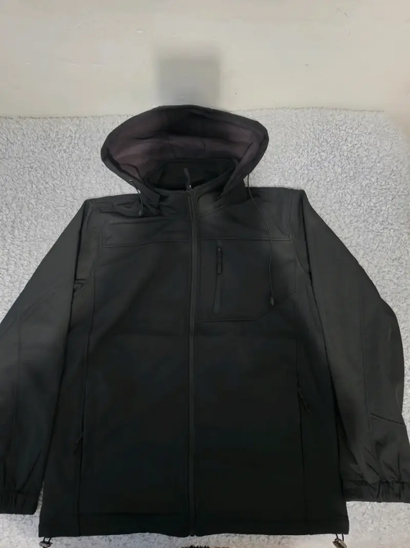 Chaqueta impermeable negra - 1