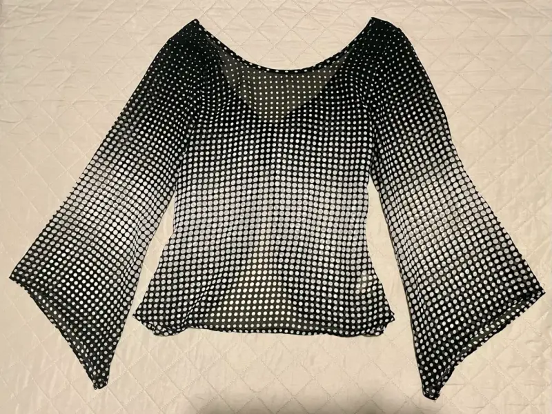 Blusa negra con puntos blancos - 1
