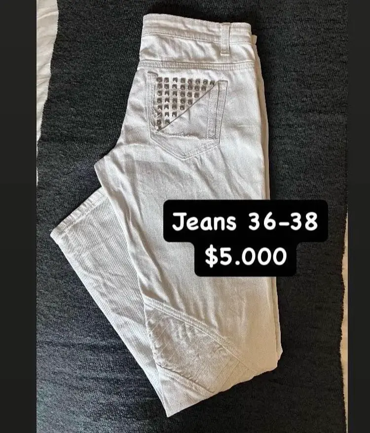 Jeans blancos con tachas