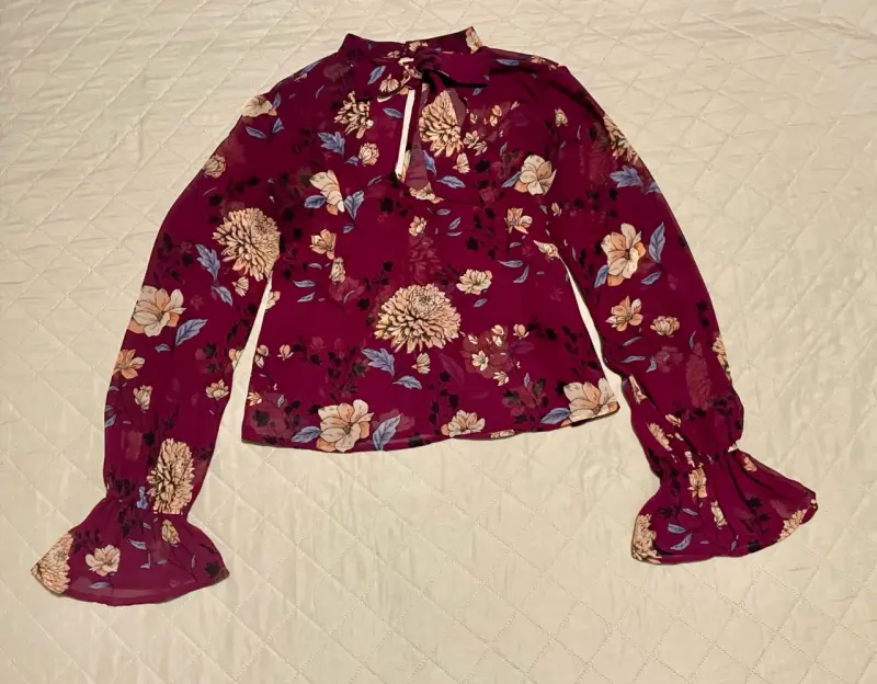 Blusa estampada floral burdeos
