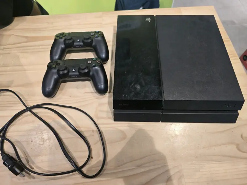Ps4 con dos controles inalámbricos