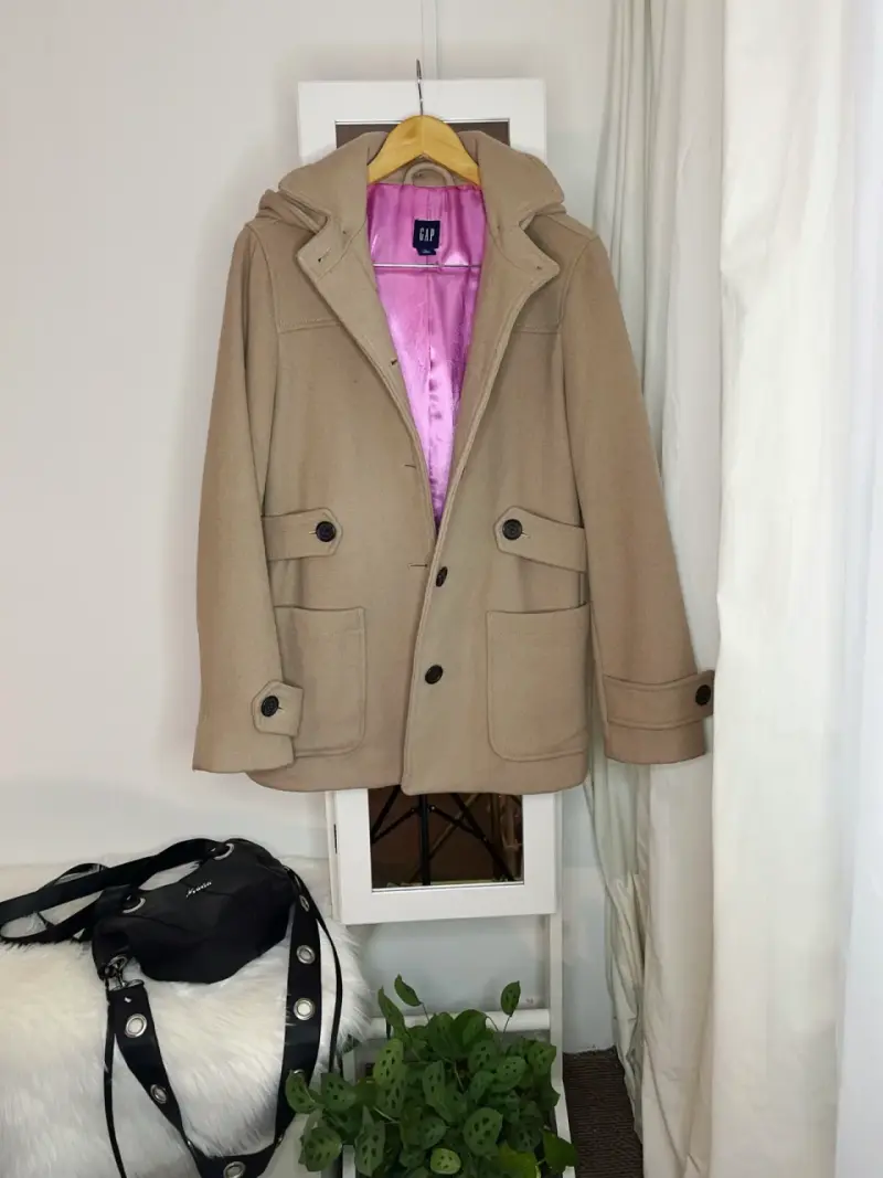 Abrigo beige con capucha GAP