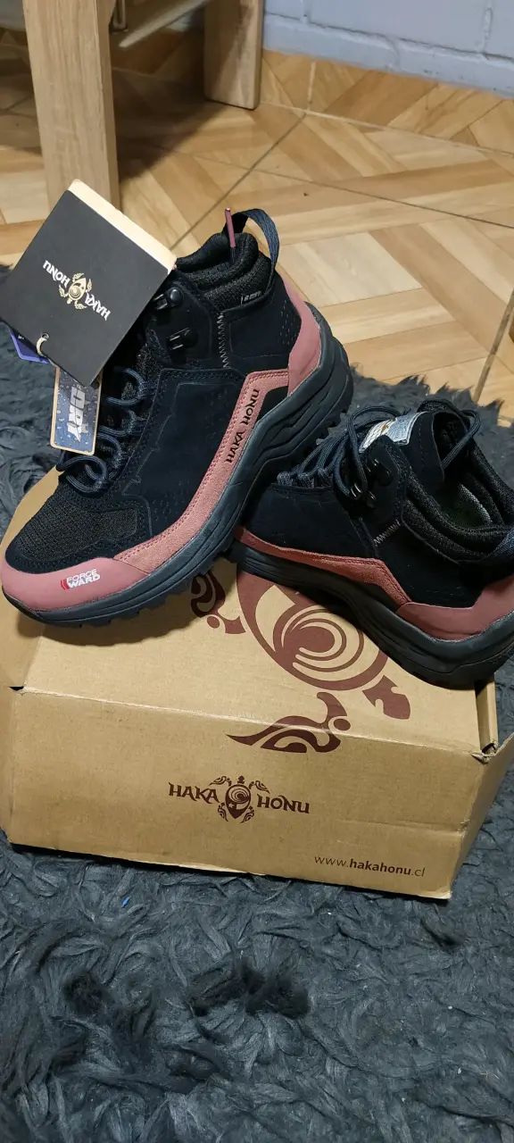 Zapatillas Haka Honu negras y rojas