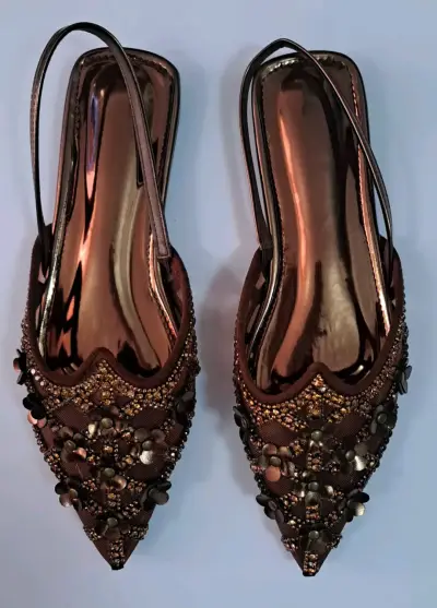 Sandalias doradas con pedrería - miniatura 1