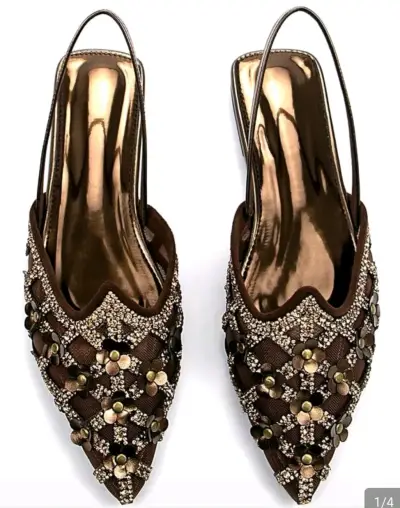 Sandalias doradas con pedrería - miniatura 2