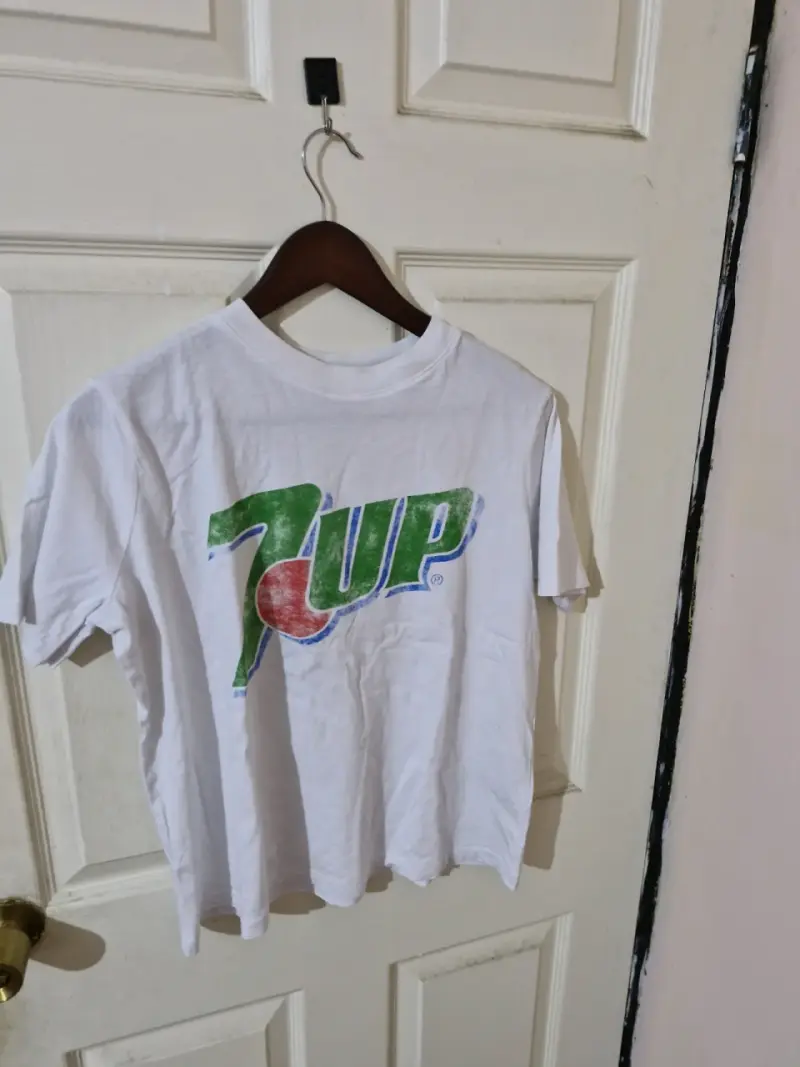 Polera blanca 7UP vintage