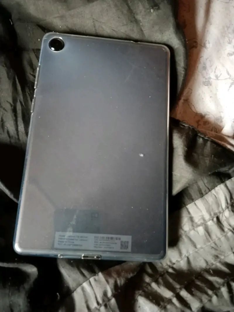 Tablet gris con cámara trasera - 1