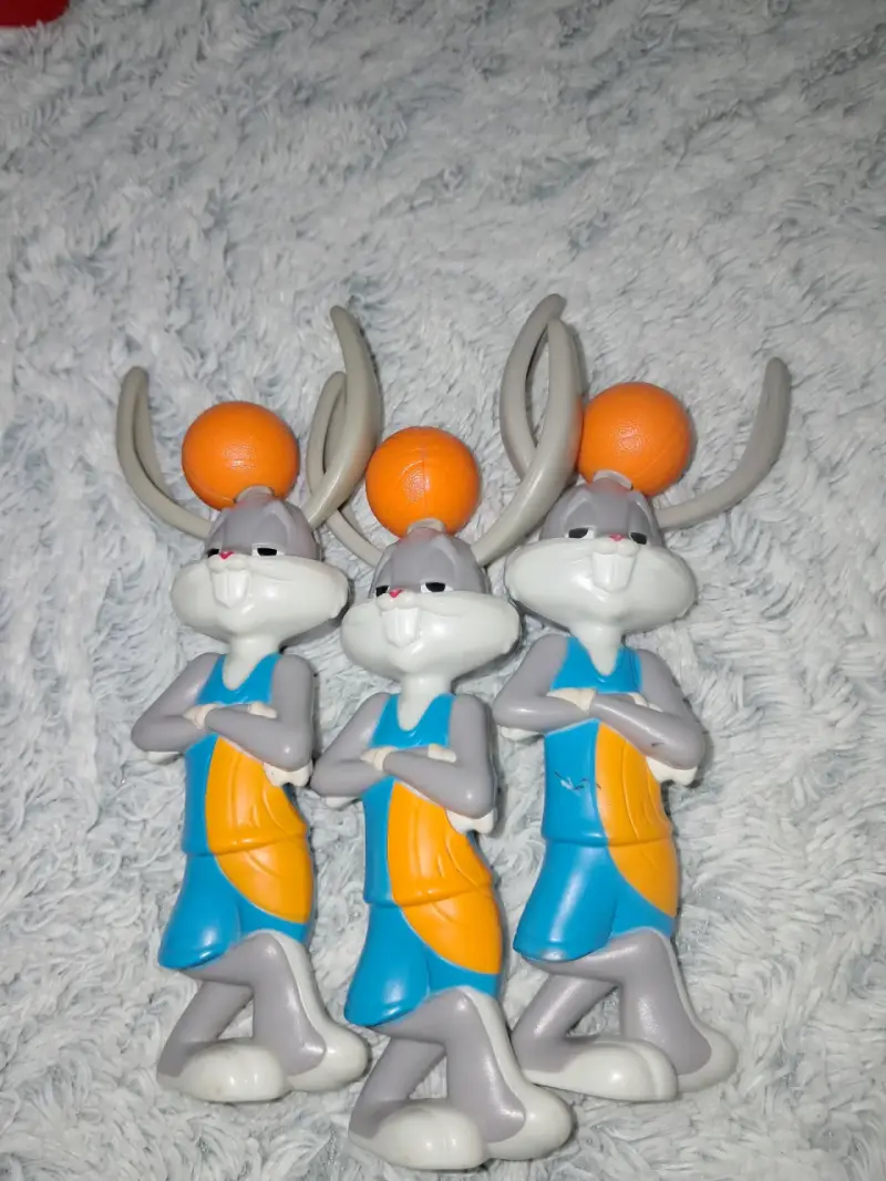 Figuras de Bugs Bunny en basketball
