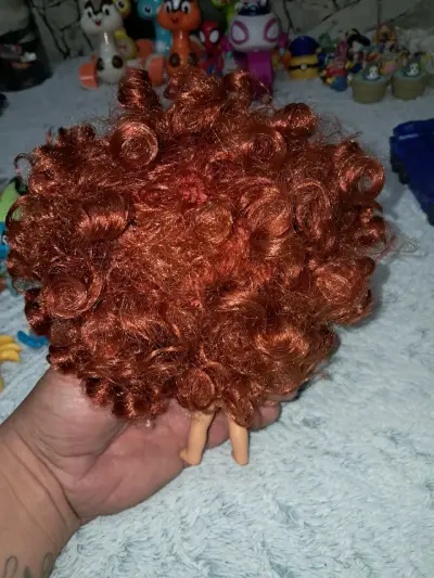 Muñeca de colección rizada - miniatura 2