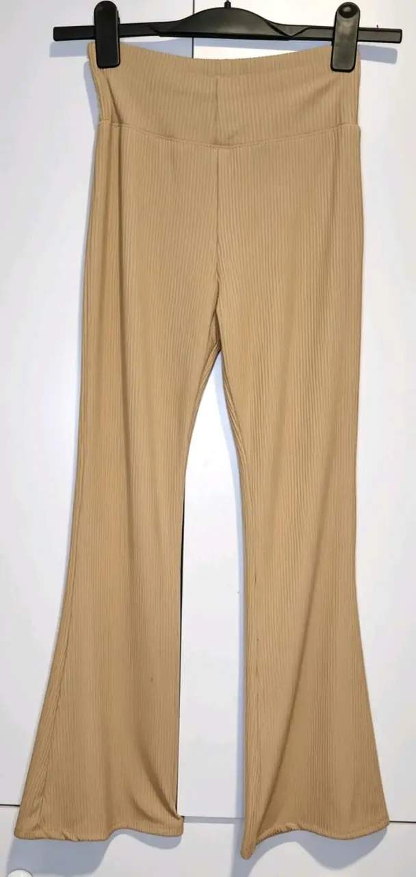 Pantalones estilo leggins acampanados beige - 2