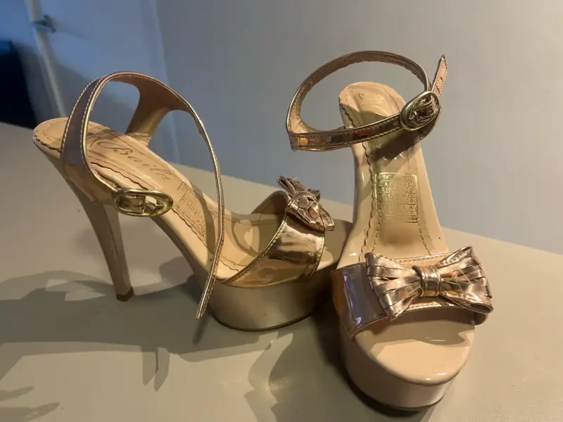 Tacones sin uso y otros con un solo uso. - 1