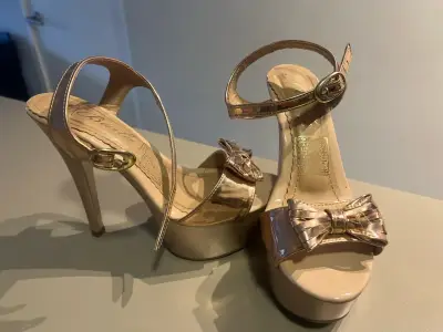 Tacones sin uso y otros con un solo uso. - miniatura 1