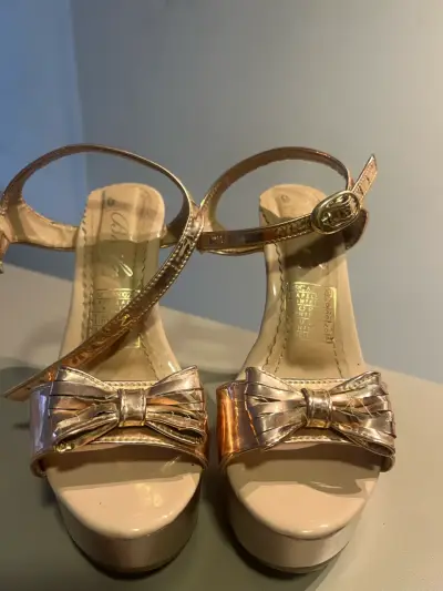 Tacones sin uso y otros con un solo uso. - miniatura 2
