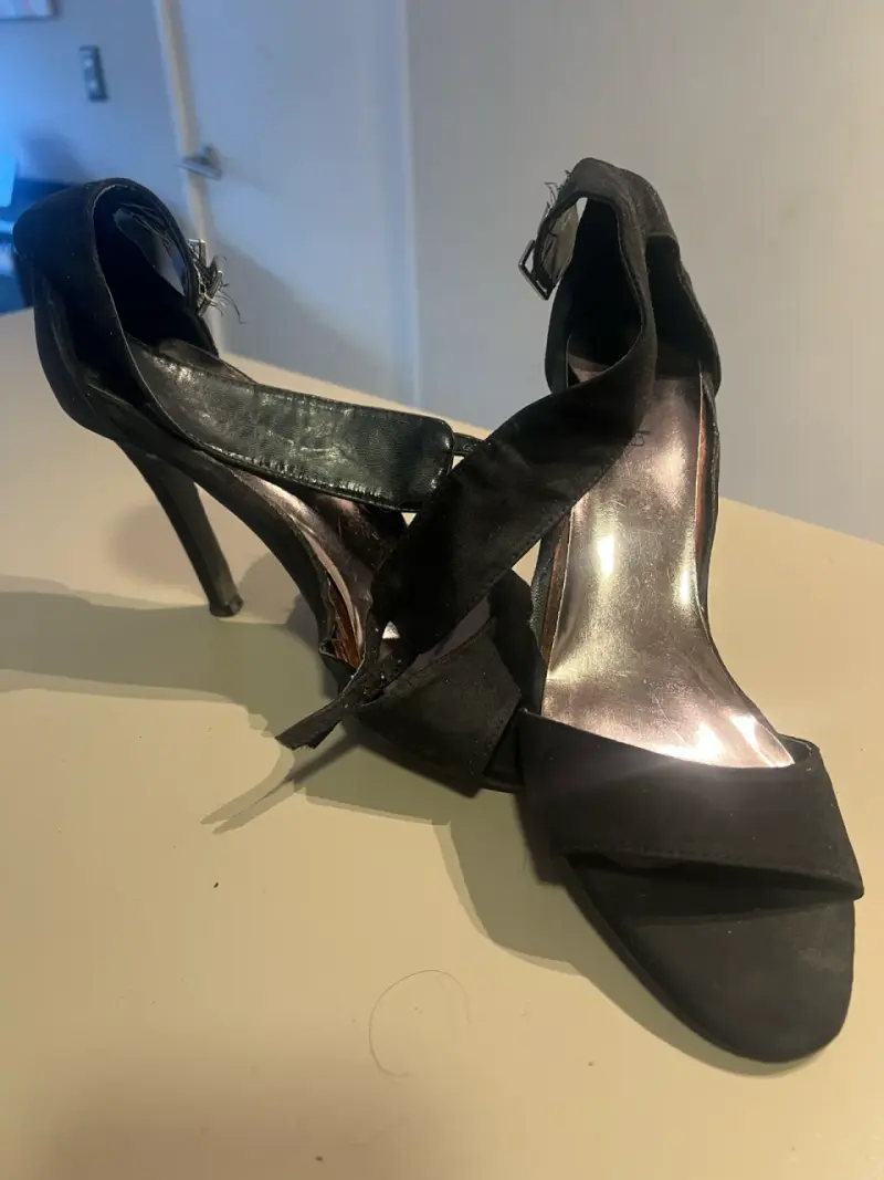 Tacones sin uso y otros con un solo uso. - 3