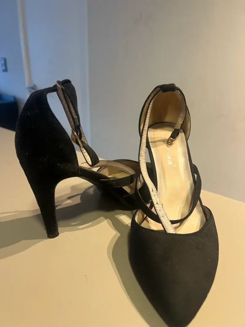 Tacones sin uso y otros con un solo uso. - 4