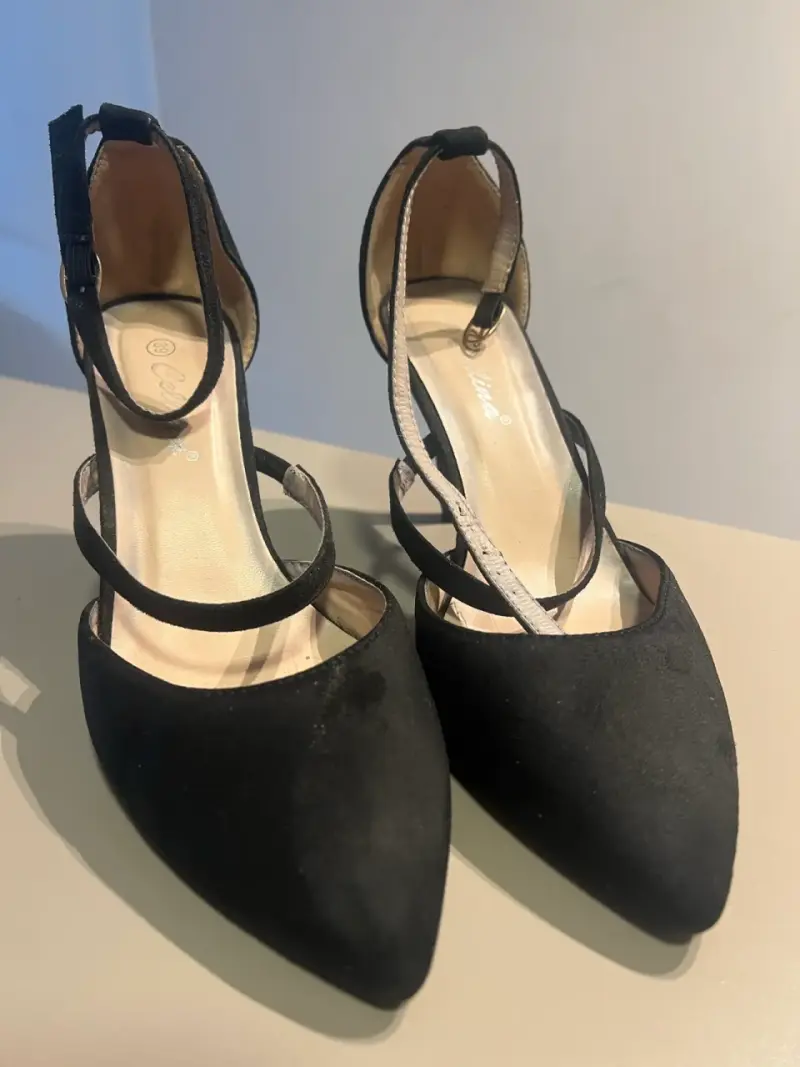 Tacones sin uso y otros con un solo uso. - 5