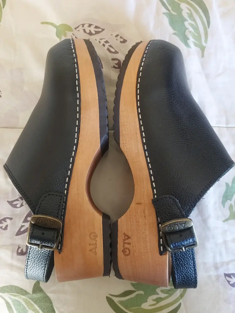 Zuecos negros de cuero y madera - 1