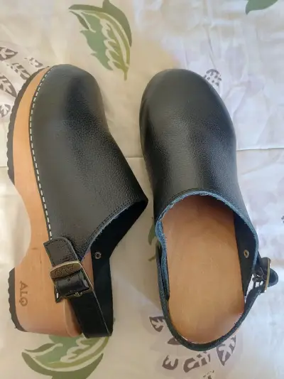 Zuecos negros de cuero y madera - miniatura 2