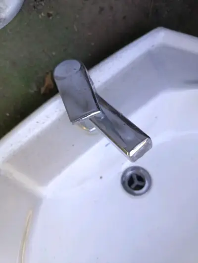 Inodoro blanco usado - miniatura 2