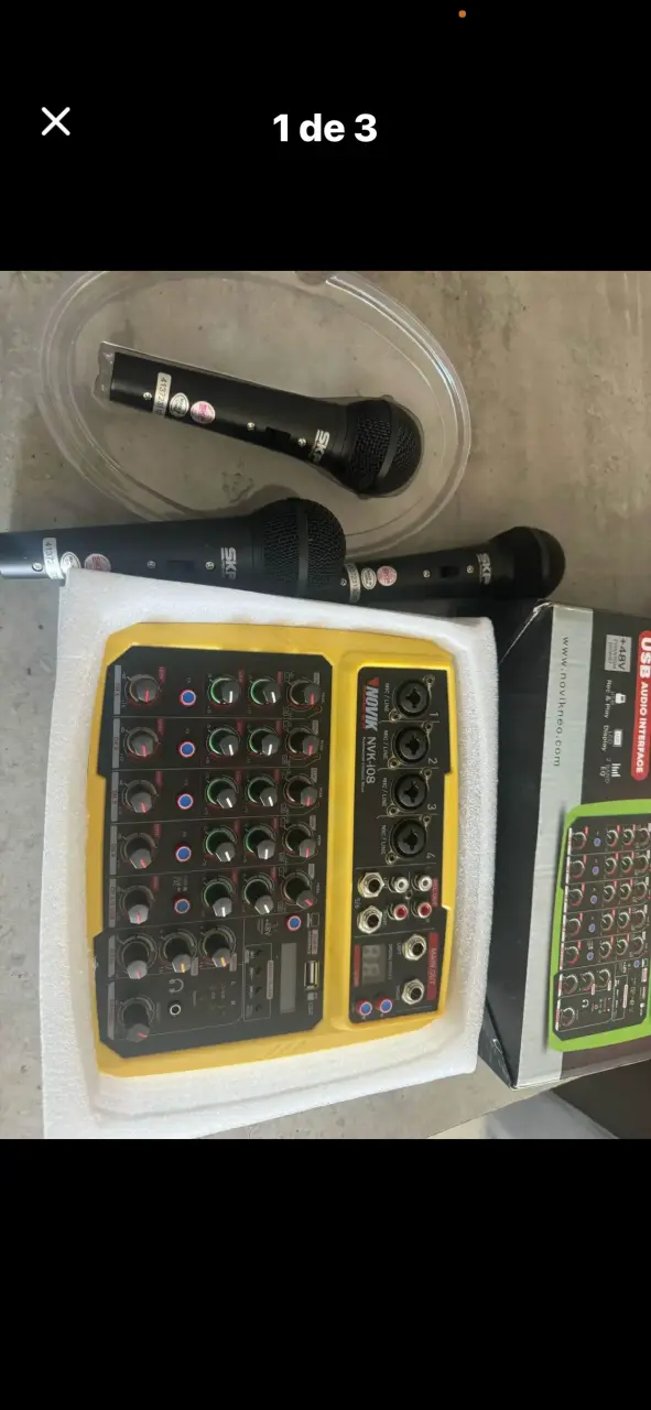 Consola mezcladora y micrófonos inalámbricos - 1