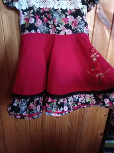 Vestido infantil floral y rojo - miniatura 2