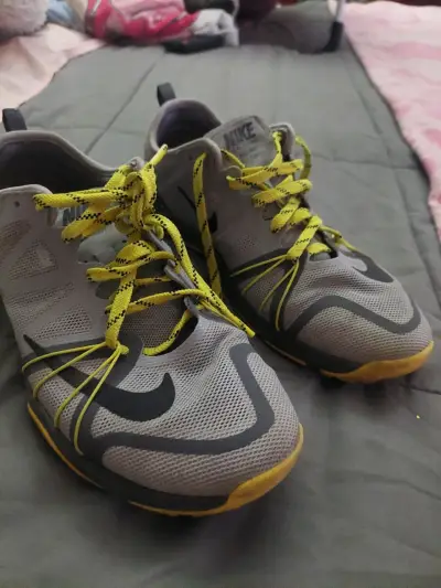 Zapatillas Nike gris y amarillo - miniatura 1