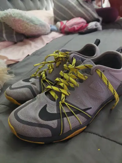 Zapatillas Nike gris y amarillo - miniatura 3