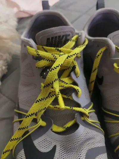 Zapatillas Nike gris y amarillo - miniatura 5