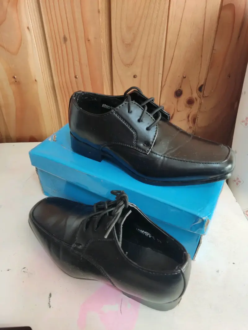 Zapatos formales negros de niño - 1