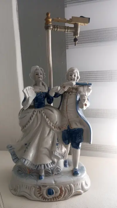 Figura decorativa de cerámica antigua Biscuit - miniatura 1