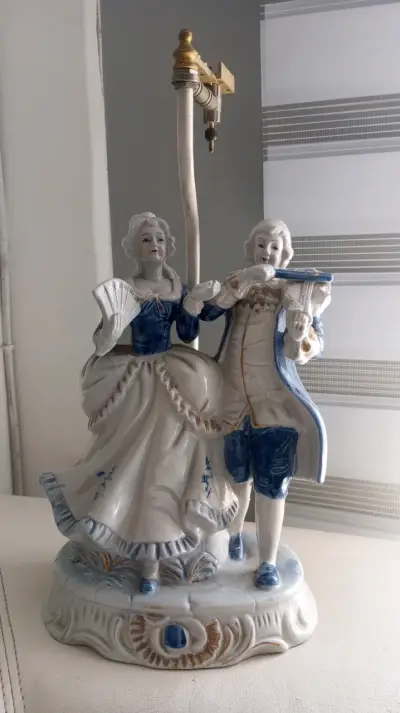 Figura decorativa de cerámica antigua Biscuit - miniatura 2