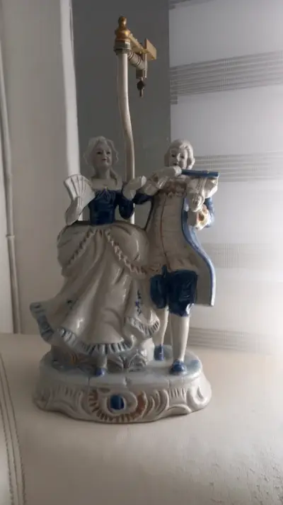 Figura decorativa de cerámica antigua Biscuit - miniatura 4