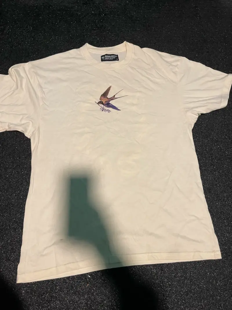 Polera amarillo pálida  con estampado de ave - 1