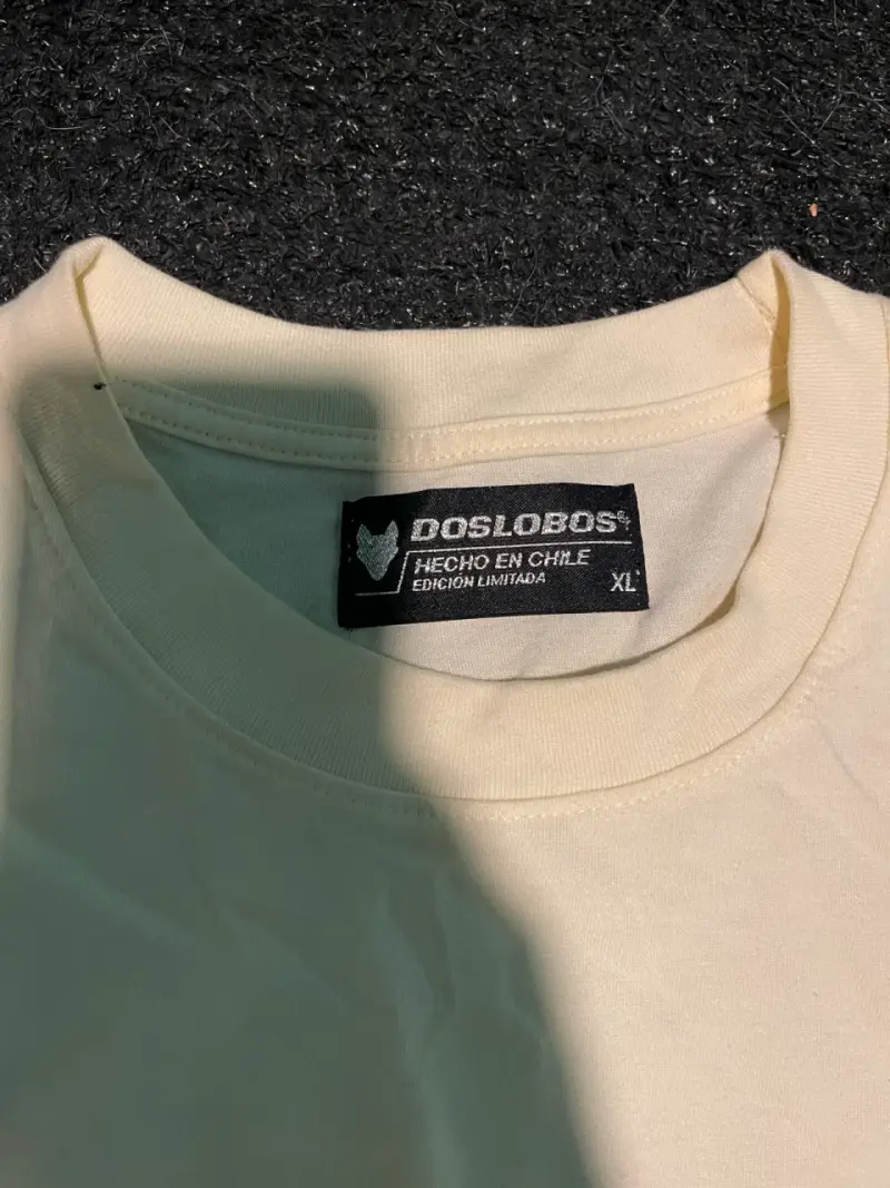 Polera amarillo pálida  con estampado de ave - 2