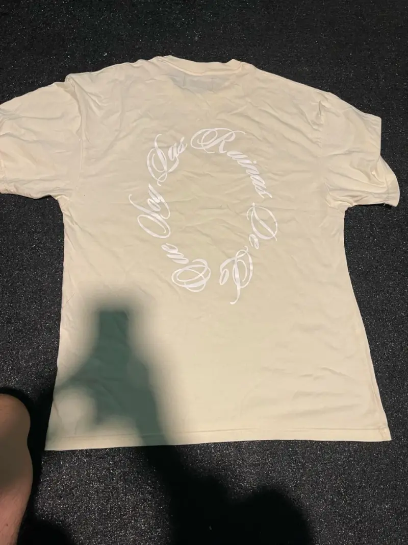 Polera amarillo pálida  con estampado de ave - 3