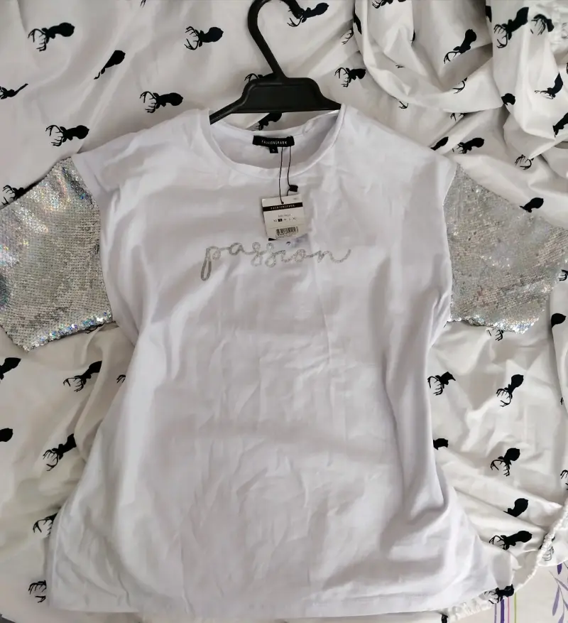 Polera blanca con lentejuelas - 2