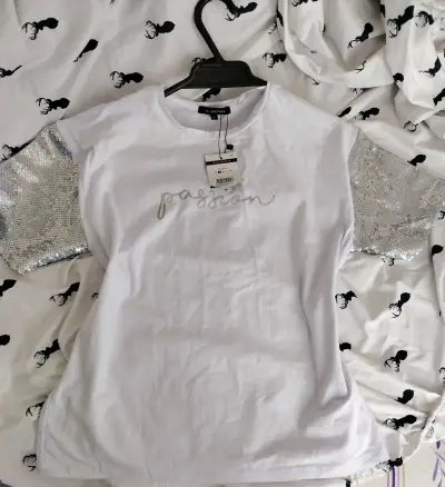 Polera blanca con lentejuelas - miniatura 2