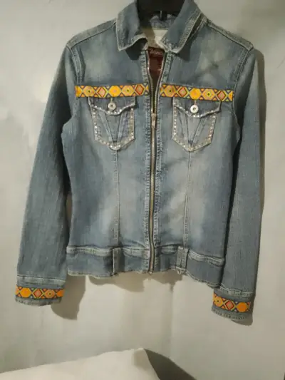 Chaqueta de mezclilla con diseño bordado - miniatura 2