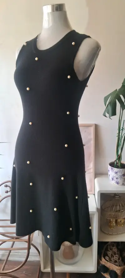 Vestido negro con perlas marca Zara talla S - miniatura 1