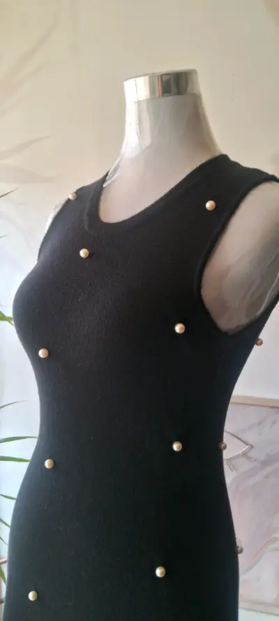 Vestido negro con perlas marca Zara talla S - miniatura 2