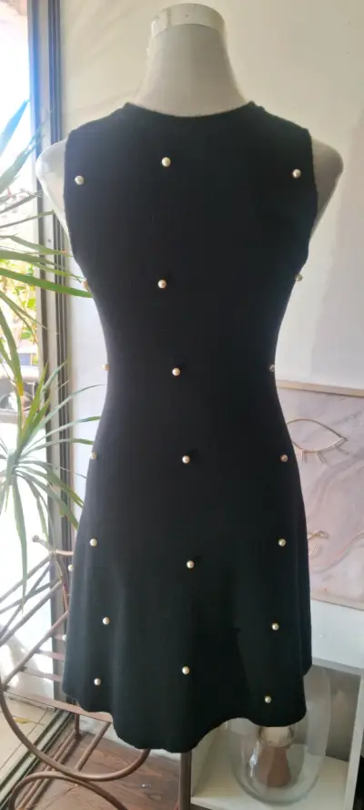 Vestido negro con perlas marca Zara talla S - miniatura 3