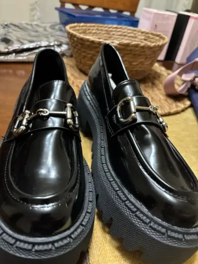 Zapatos negros con detalle metálico - miniatura 1