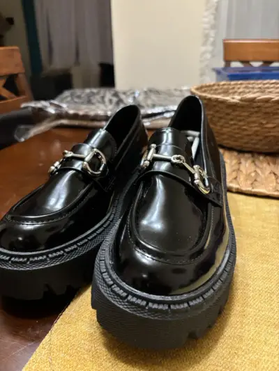 Zapatos negros con detalle metálico - miniatura 3