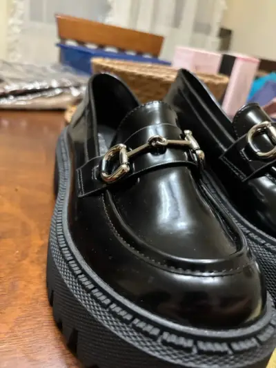 Zapatos negros con detalle metálico - miniatura 4