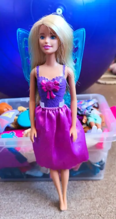 Muñeca Barbie de moda con alas - miniatura 2