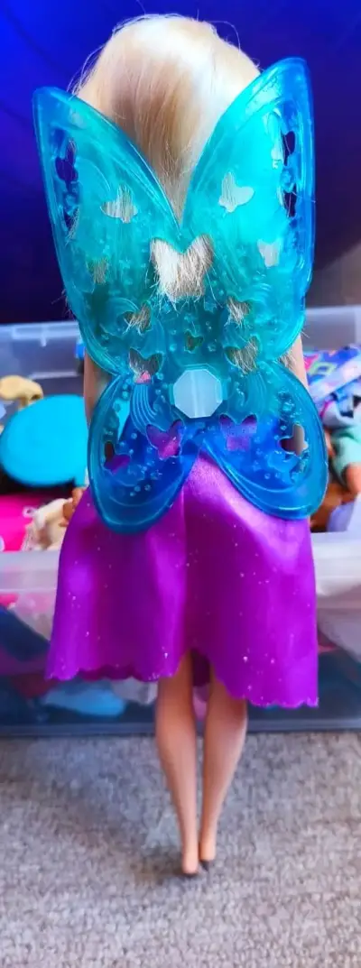 Muñeca Barbie de moda con alas - miniatura 3