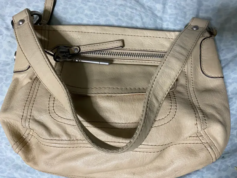 Cartera beige con cierre frontal - 2